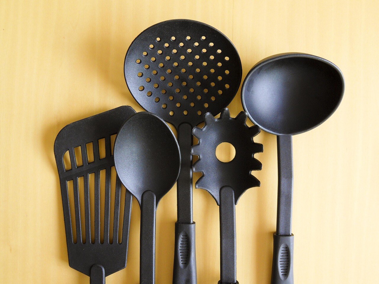 Black-Plastic-Cookware